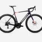 Orbea Gain M10i E-Rennrad in Seitenansicht mit Carbonrahmen, Scheibenbremsen und Pirelli-Reifen
