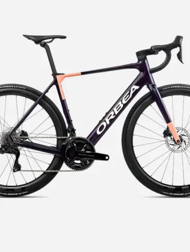 Orbea Gain M10i E-Rennrad in Seitenansicht mit Carbonrahmen, Scheibenbremsen und Pirelli-Reifen