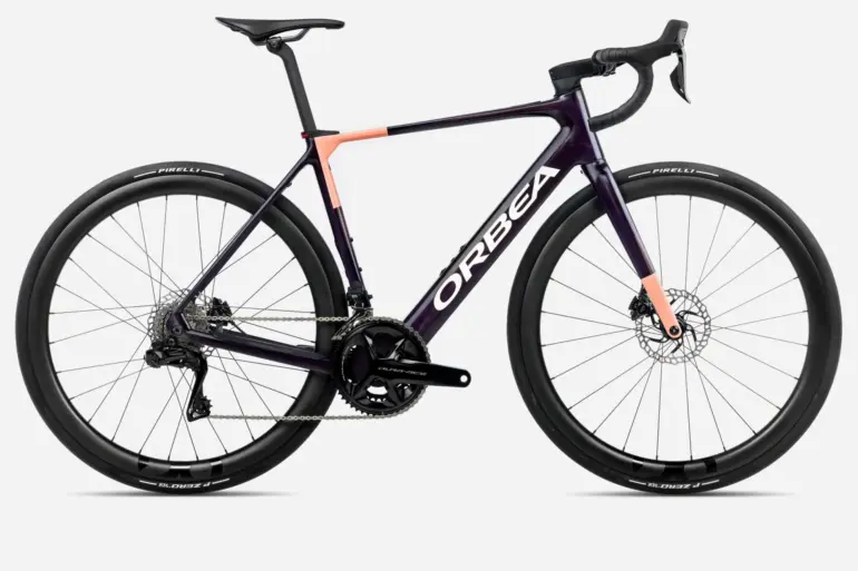 Orbea Gain M10i E-Rennrad in Seitenansicht mit Carbonrahmen, Scheibenbremsen und Pirelli-Reifen