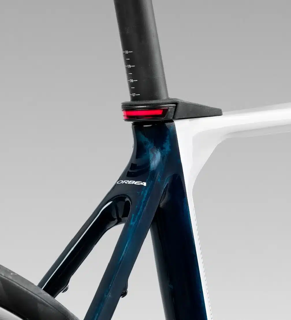 Nahaufnahme der Sattelstütze mit integriertem Rücklicht am Orbea Gain M10i E-Rennrad