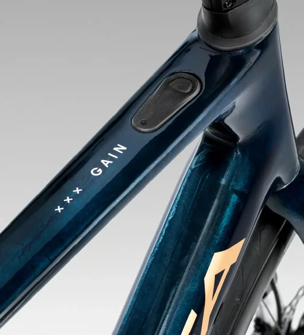 Detailaufnahme des Oberrohrs und Rahmens eines Orbea Gain M10i E-Rennrads in Dunkelblau mit weißer Gain-Beschriftung