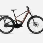 Seitenansicht des Orbea Muga 10 Urban-E-Bikes mit Gepäckträger, Schutzblechen und breiten Reifen