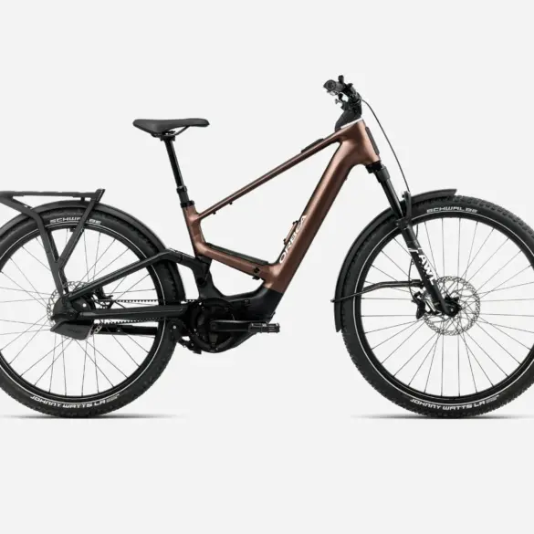Seitenansicht des Orbea Muga 10 Urban-E-Bikes mit Gepäckträger, Schutzblechen und breiten Reifen