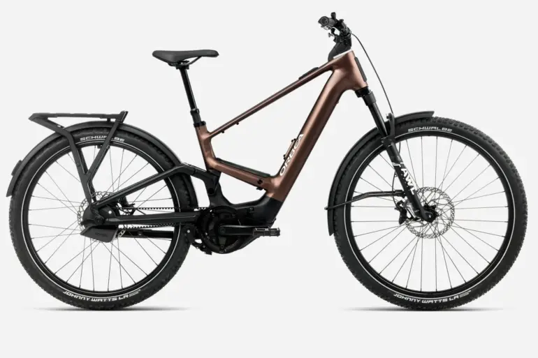 Seitenansicht des Orbea Muga 10 Urban-E-Bikes mit Gepäckträger, Schutzblechen und breiten Reifen