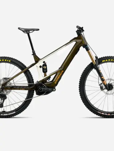 Orbea Wild M-LTD E-Mountainbike in Seitenansicht mit OMR-Carbon-Rahmen, Fox 38 Float Factory-Gabel und Maxxis-Reifen