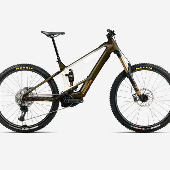Orbea Wild M-LTD E-Mountainbike in Seitenansicht mit OMR-Carbon-Rahmen, Fox 38 Float Factory-Gabel und Maxxis-Reifen