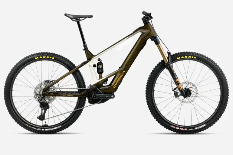 Orbea Wild M-LTD E-Mountainbike in Seitenansicht mit OMR-Carbon-Rahmen, Fox 38 Float Factory-Gabel und Maxxis-Reifen