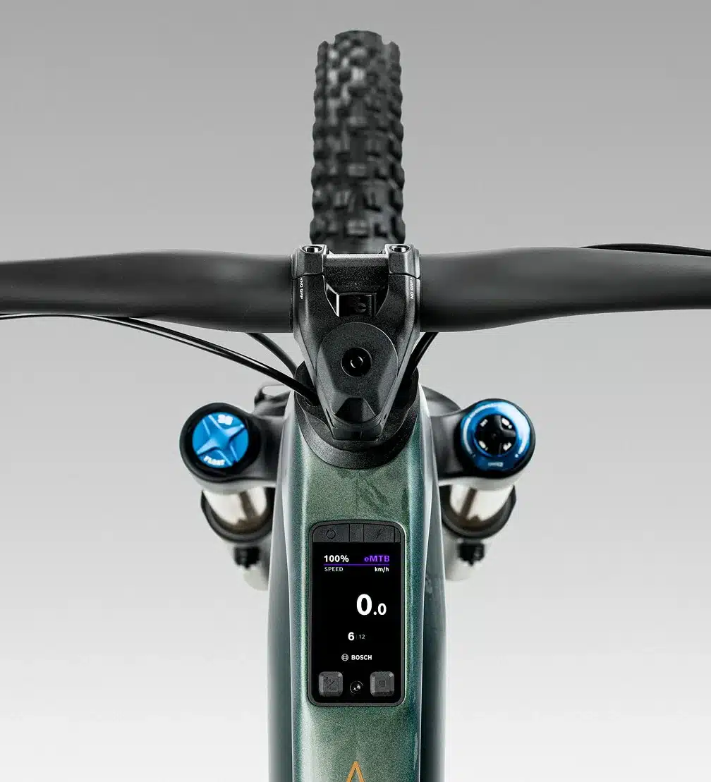 Cockpit des Orbea Wild M-LTD mit integriertem Bosch Kiox 400C-Display und Fox 38 Float Factory-Gabel