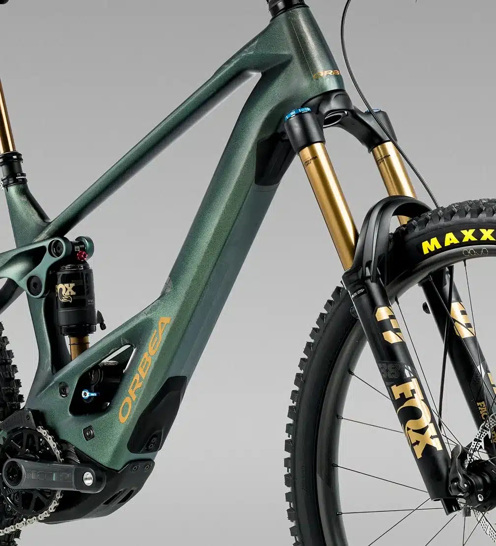 Detailansicht des Orbea Wild M-LTD E-Mountainbikes mit OMR-Carbon-Rahmen, Fox-Federung und Maxxis-Reifen