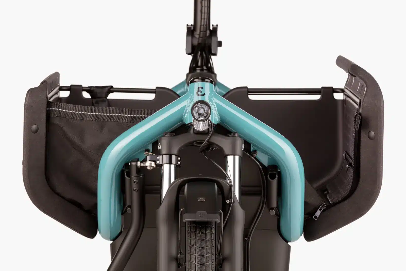 Frontansicht des modularen Ladesystems am Riese & Müller Carrie2 E-Lastenrad mit geöffneten Seitenwänden