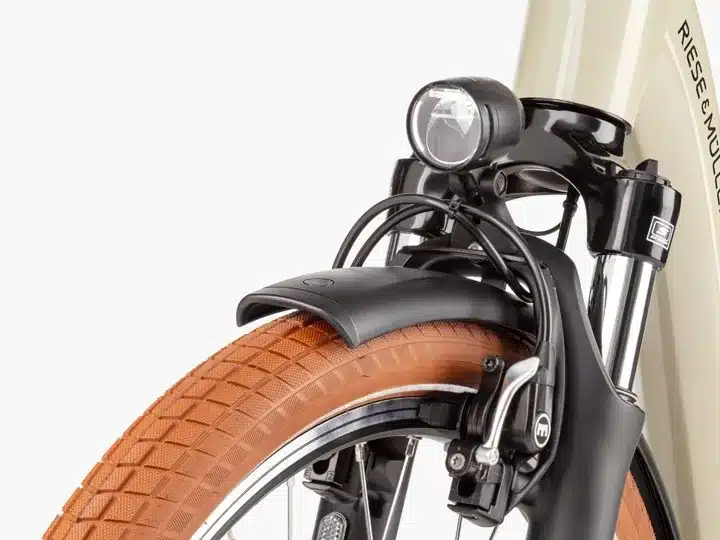 Nahaufnahme der Federgabel, Frontleuchte und Reifen am Riese & Müller Swing5 E-Bike