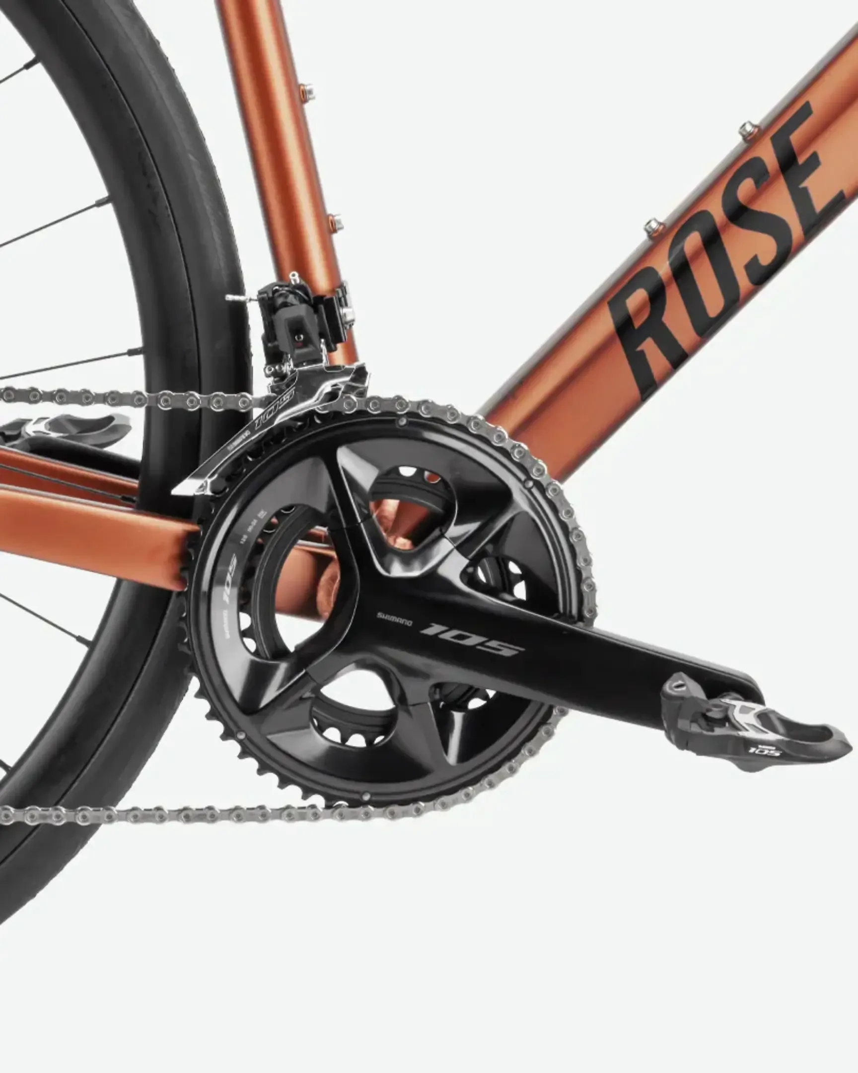 Nahaufnahme der Shimano 105 Kurbelgarnitur und Kette am ROSE Reveal AL 105 Rennrad in Salted Caramel