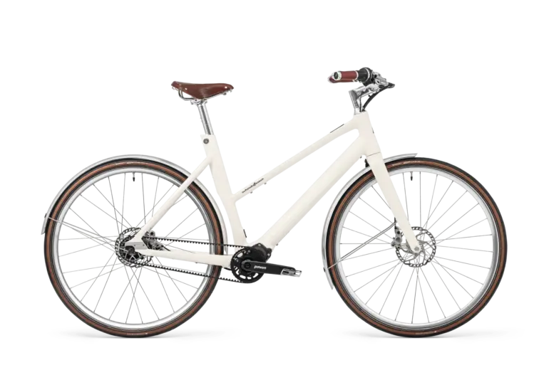 Schindelhauer Antonia E-Bike in Sahneweiß mit braunem Ledersattel und Ledergriffen, seitliche Ansicht