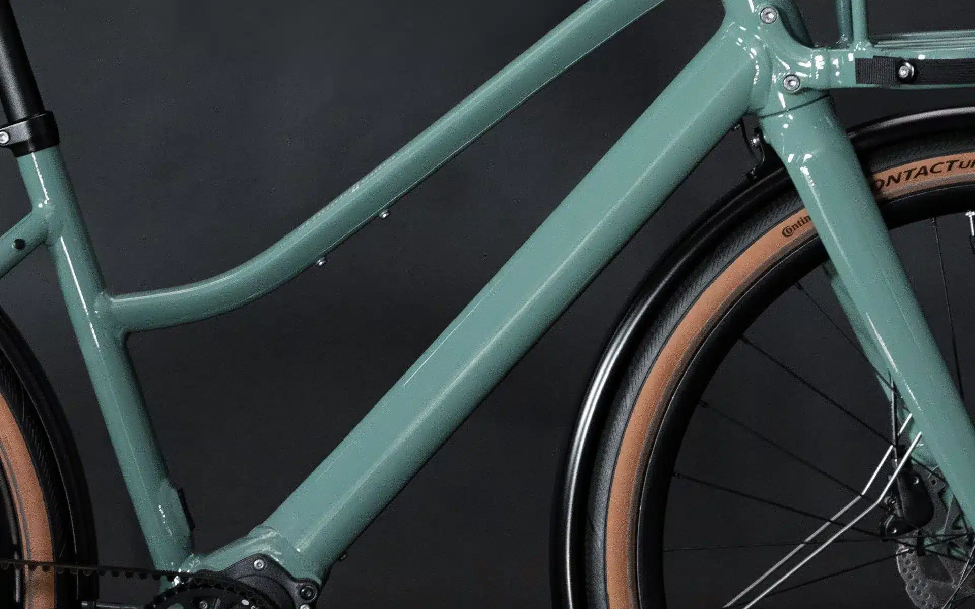 Nahaufnahme des Rahmens und Gates Carbon Drive Riemenantriebs eines Schindelhauer Emilia E-Bikes in grün