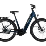 Seitenansicht des Simplon KAGU :e E-Trekking-Bikes in Blau mit tiefem Einstieg, Gepäckträger und breiten Reifen