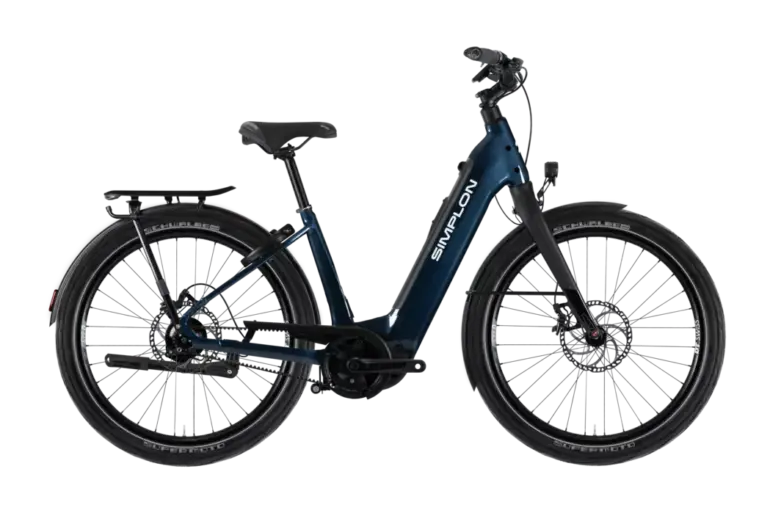 Seitenansicht des Simplon KAGU :e E-Trekking-Bikes in Blau mit tiefem Einstieg, Gepäckträger und breiten Reifen