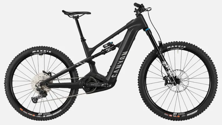 Canyon Strive:ON CFR Underdog E-Mountainbike in Seitenansicht mit Carbon-Rahmen und gemischter Laufradgröße