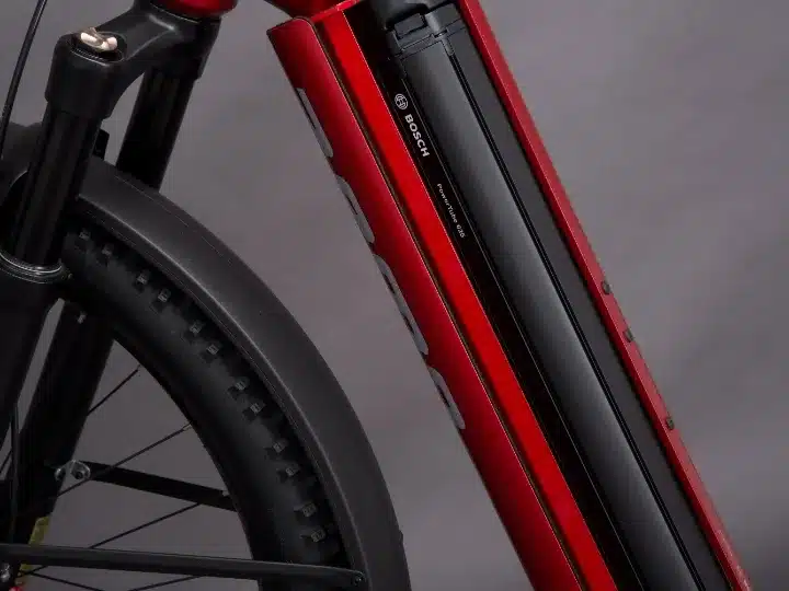 Nahaufnahme des integrierten Bosch PowerTube-Akkus im roten Rahmen eines ZEMO SU-E FS 11 E-Bikes
