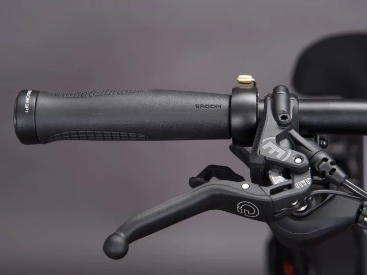 Nahaufnahme eines ergonomischen Fahrradgriffs und Bremshebels am ZEMO SU-E FS 11