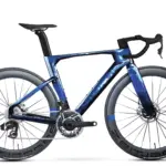 Ein Storck Aerfast.5 30th Rennrad in der Farbgebung Midnight Sky mit aerodynamischem Rahmen und Laufrädern.