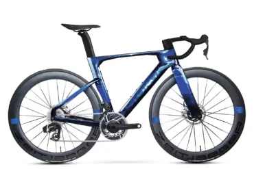 Ein Storck Aerfast.5 30th Rennrad in der Farbgebung Midnight Sky mit aerodynamischem Rahmen und Laufrädern.