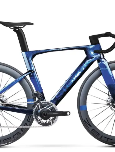 Ein Storck Aerfast.5 30th Rennrad in der Farbgebung Midnight Sky mit aerodynamischem Rahmen und Laufrädern.