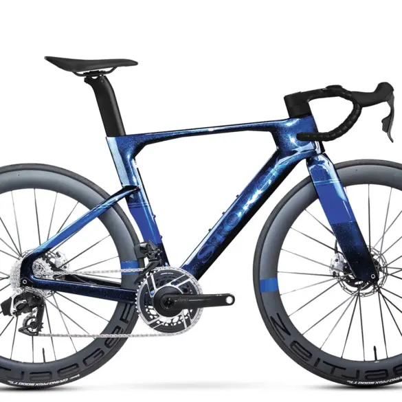 Ein Storck Aerfast.5 30th Rennrad in der Farbgebung Midnight Sky mit aerodynamischem Rahmen und Laufrädern.