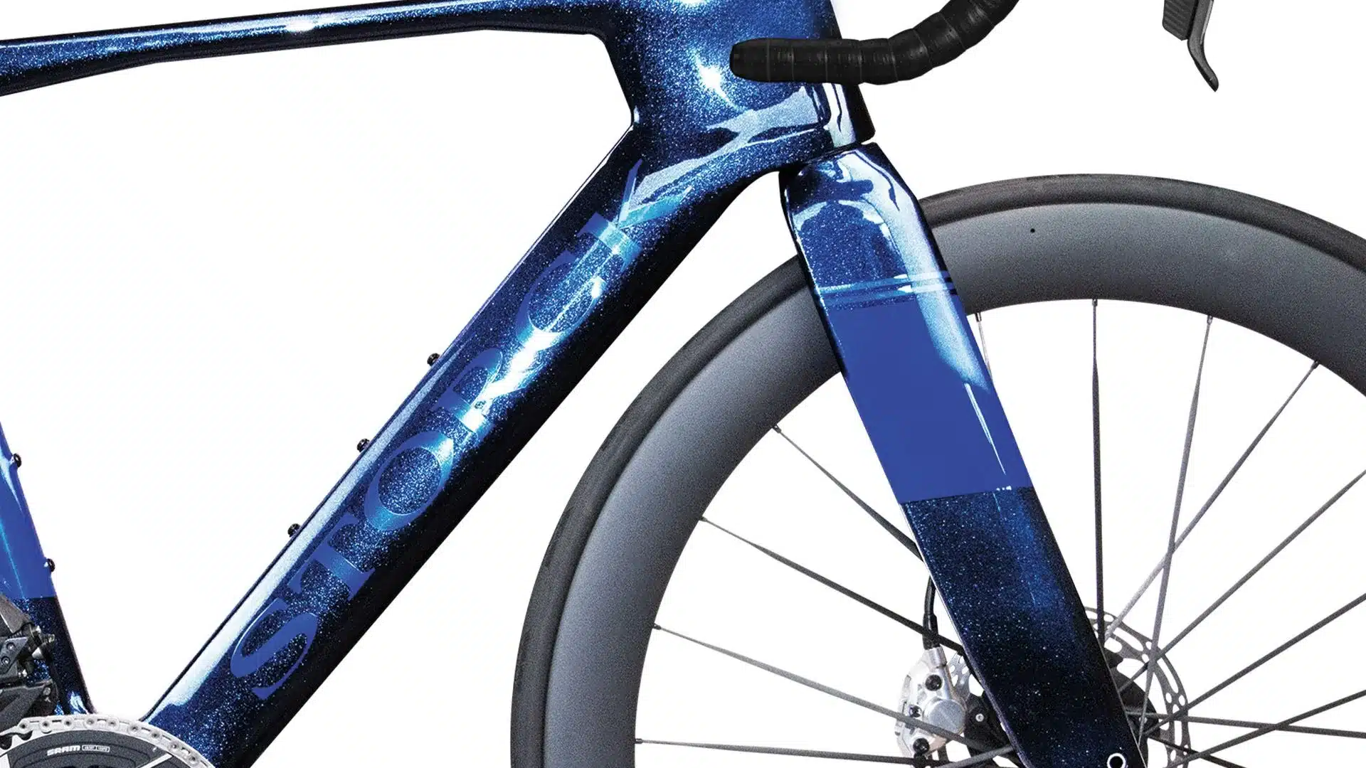 Detailaufnahme eines blauen Storck Aerfast.5 30th Rennradrahmens mit dem Storck-Logo, fokussiert auf den Bereich des Unterrohrs und der Gabel.