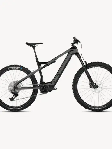 Graues M1 Sporttechnik AM E-Mountainbike mit Mullet-Setup (unterschiedliche Radgrößen vorne und hinten) auf weißem Hintergrund.