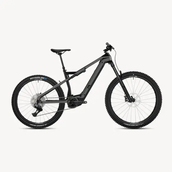 Graues M1 Sporttechnik AM E-Mountainbike mit Mullet-Setup (unterschiedliche Radgrößen vorne und hinten) auf weißem Hintergrund.
