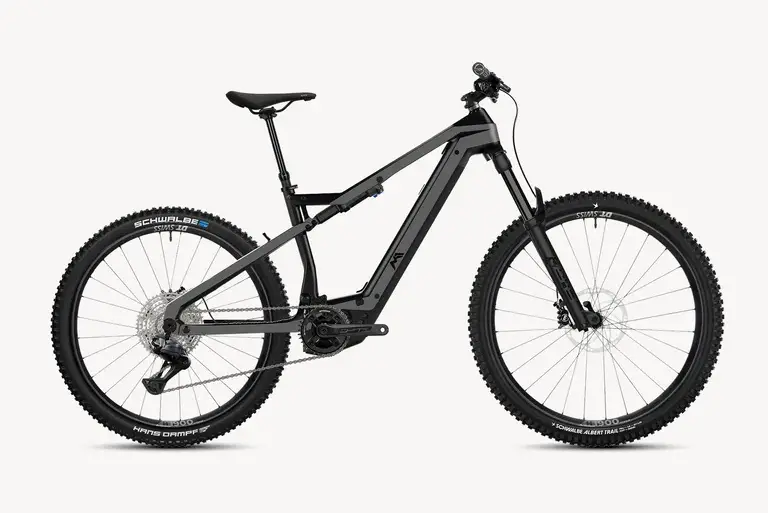 Graues M1 Sporttechnik AM E-Mountainbike mit Mullet-Setup (unterschiedliche Radgrößen vorne und hinten) auf weißem Hintergrund.