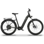 Seitenansicht eines dunkelgrauen Trekking-E-Bikes der Marke HoheAcht mit breiten Reifen, Gepäckträger und integriertem Akku, stehend auf weißem Untergrund.