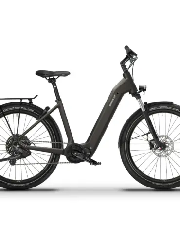 Seitenansicht eines dunkelgrauen Trekking-E-Bikes der Marke HoheAcht mit breiten Reifen, Gepäckträger und integriertem Akku, stehend auf weißem Untergrund.