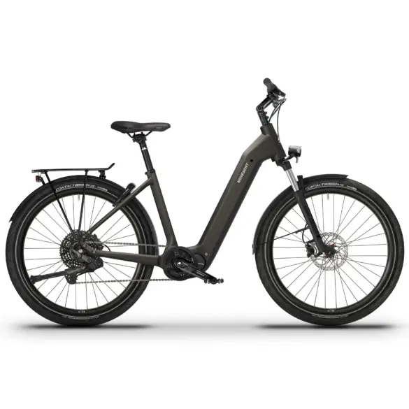Seitenansicht eines dunkelgrauen Trekking-E-Bikes der Marke HoheAcht mit breiten Reifen, Gepäckträger und integriertem Akku, stehend auf weißem Untergrund.