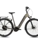 Böttcher Adminton PX E-Bike in Sandfarbe mit Bosch Smart System, ausgestattet mit Gepäckträger, Schutzblechen und Federgabel.