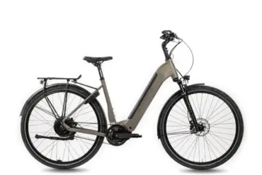 Böttcher Adminton PX E-Bike in Sandfarbe mit Bosch Smart System, ausgestattet mit Gepäckträger, Schutzblechen und Federgabel.