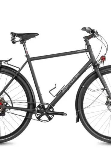 Schwarz mattes Böttcher Dakkar Diamant Fahrrad mit Gepäckträger, Schutzblechen und Scheibenbremsen, isoliert auf weißem Hintergrund.