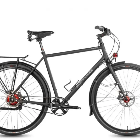 Schwarz mattes Böttcher Dakkar Diamant Fahrrad mit Gepäckträger, Schutzblechen und Scheibenbremsen, isoliert auf weißem Hintergrund.