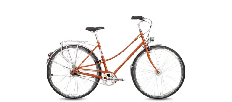 Ein Böttcher Ditmarsia Swing Fahrrad in der auffälligen Farbe Perlorange, mit elegant geschwungenem Stahlrahmen, Gepäckträger und Retro-LED-Scheinwerfer, isoliert auf weißem Hintergrund.