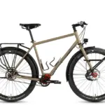 Seitenansicht eines sandfarbenen Böttcher Evolution Pinion Diamant Reiserads mit Gepäckträgern, Schutzblechen und Pinion-Getriebeantrieb.