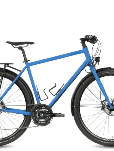 Blaues Böttcher Evolution Reiserad mit schwarzen Schutzblechen, Gepäckträgern vorne und hinten, sowie Flaschenhaltern am Unterrohr.