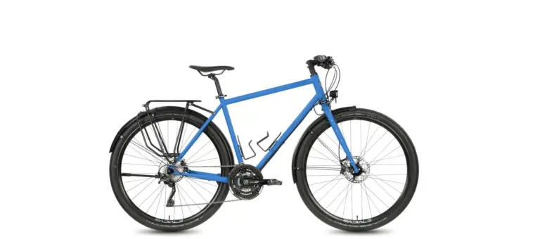 Blaues Böttcher Evolution Reiserad mit schwarzen Schutzblechen, Gepäckträgern vorne und hinten, sowie Flaschenhaltern am Unterrohr.