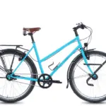 Ein hellblaues Damenrad der Marke Böttcher Expedition mit Gepäckträgern vorne und hinten, Sattel und Pedalen, fotografiert vor einem weißen Hintergrund.