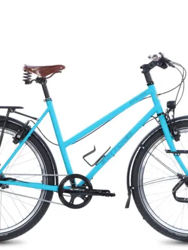 Ein hellblaues Damenrad der Marke Böttcher Expedition mit Gepäckträgern vorne und hinten, Sattel und Pedalen, fotografiert vor einem weißen Hintergrund.