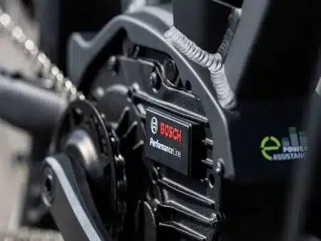 Detailansicht des Bosch Performance Line Motors mit sichtbarer Kette und Kettenblatt an einem E-Bike.