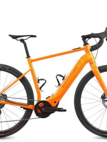 Orangefarbenes Böttcher Gravel-E SX E-Gravelbike mit schwarzen Reifen und Anbauteilen, freigestellt vor weißem Hintergrund.