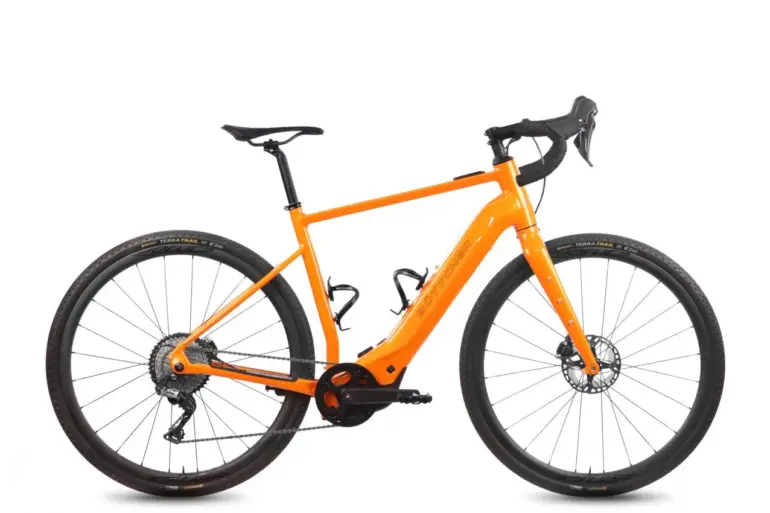 Orangefarbenes Böttcher Gravel-E SX E-Gravelbike mit schwarzen Reifen und Anbauteilen, freigestellt vor weißem Hintergrund.