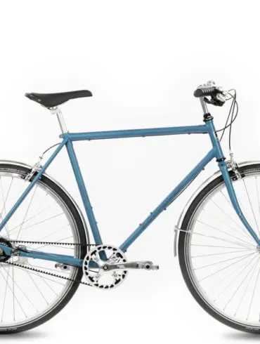 Blaues Böttcher Leeds Diamant Fahrrad von der Seite mit Fokus auf den Rahmen und den Riemenantrieb.