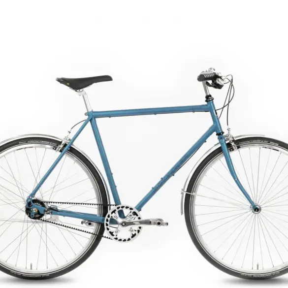 Blaues Böttcher Leeds Diamant Fahrrad von der Seite mit Fokus auf den Rahmen und den Riemenantrieb.