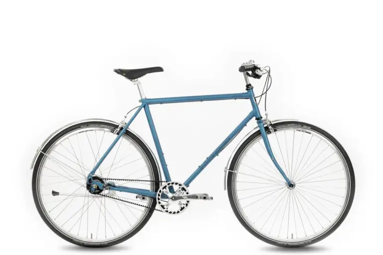 Blaues Böttcher Leeds Diamant Fahrrad von der Seite mit Fokus auf den Rahmen und den Riemenantrieb.